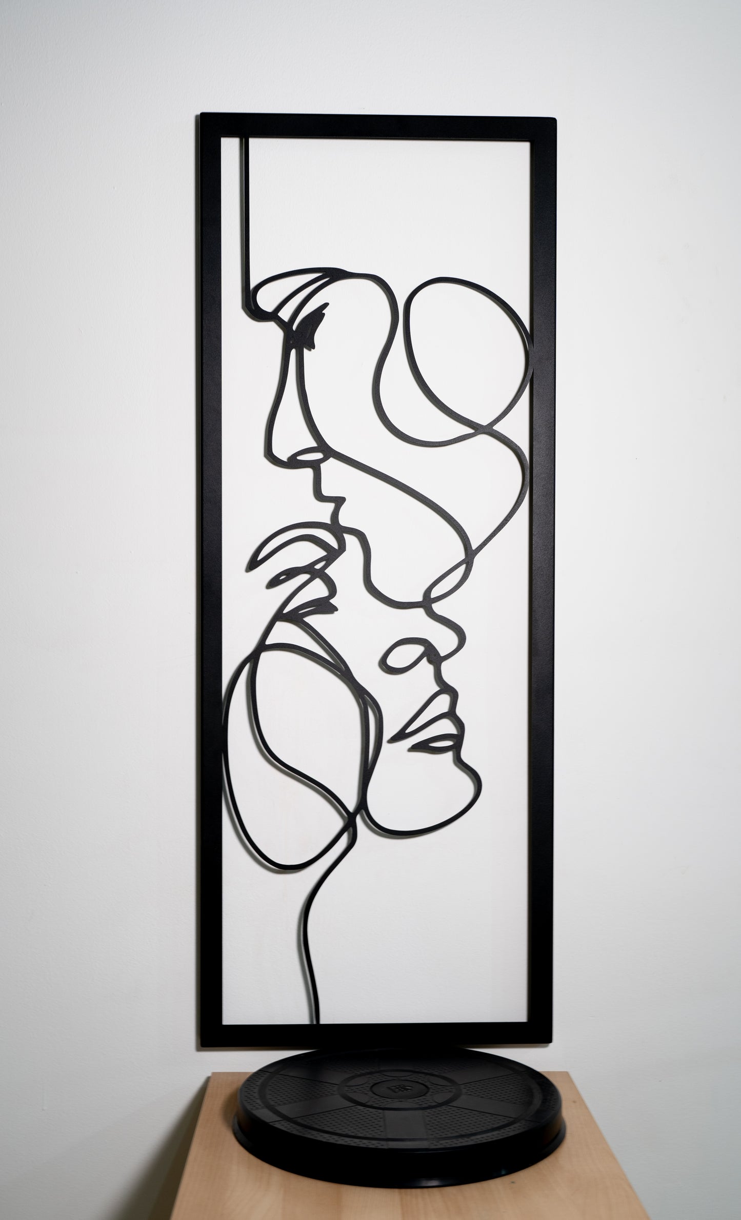 Scultura in Metallo "Passione Eterna" - Arte Murale Romantica per Arredamento Moderno