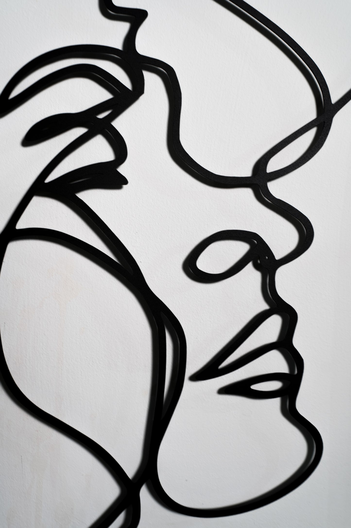 Scultura in Metallo "Passione Eterna" - Arte Murale Romantica per Arredamento Moderno