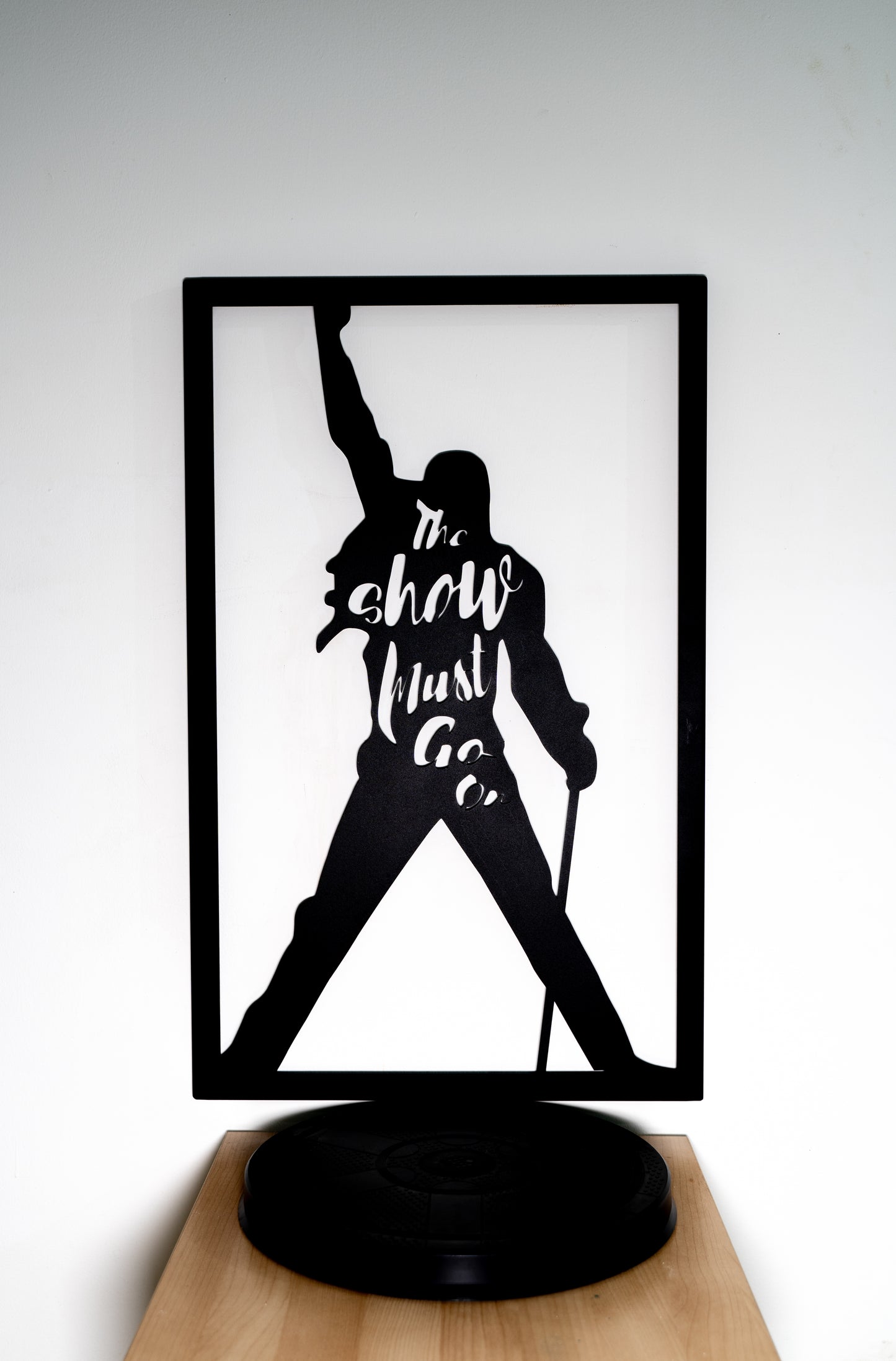 Scultura in Metallo "Icona Rock Leggendaria" – Arte Murale Freddie Mercury in Acciaio